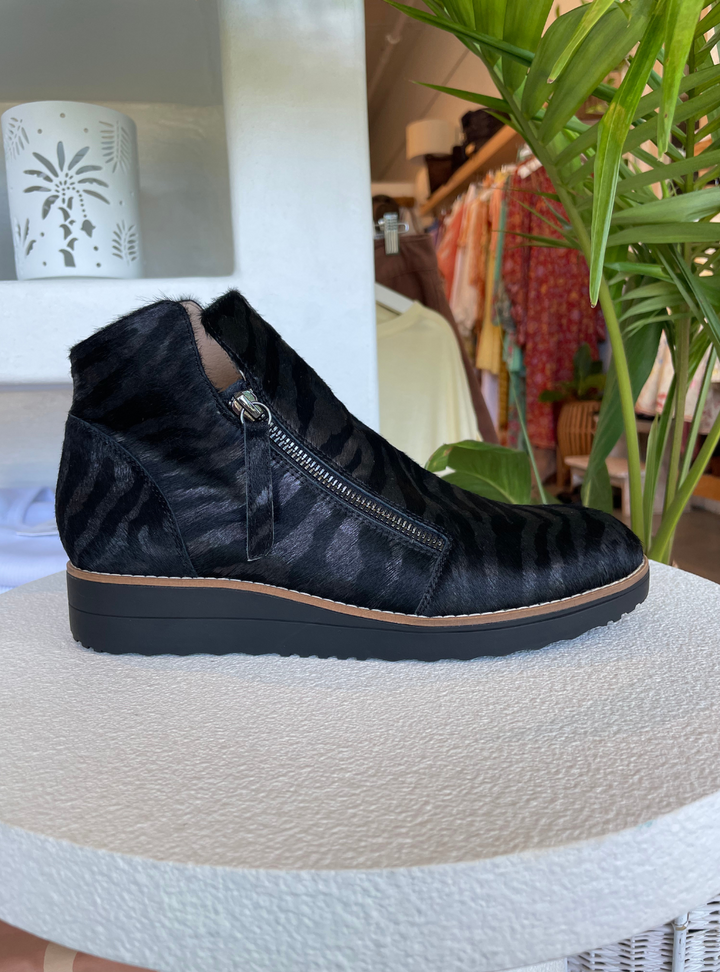 Ohmyes - Black Pony Boot