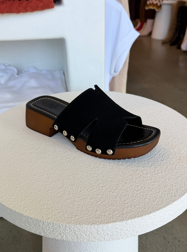 Cranberri - Black Suede