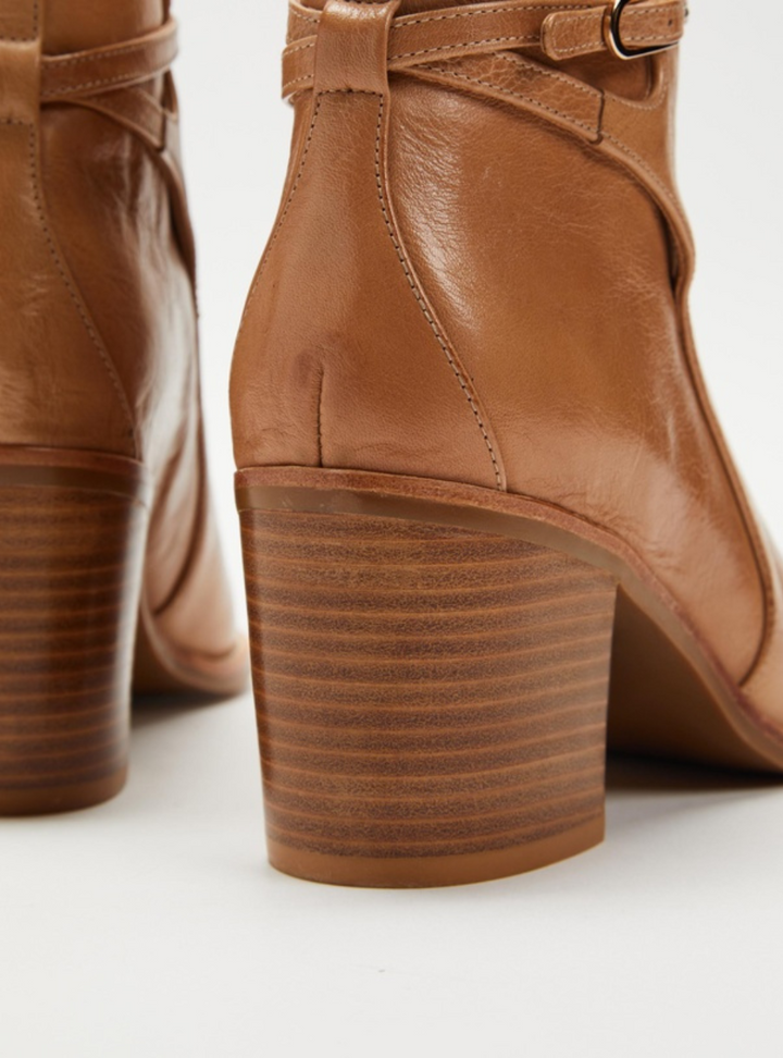 Cheniya - Latte Boot