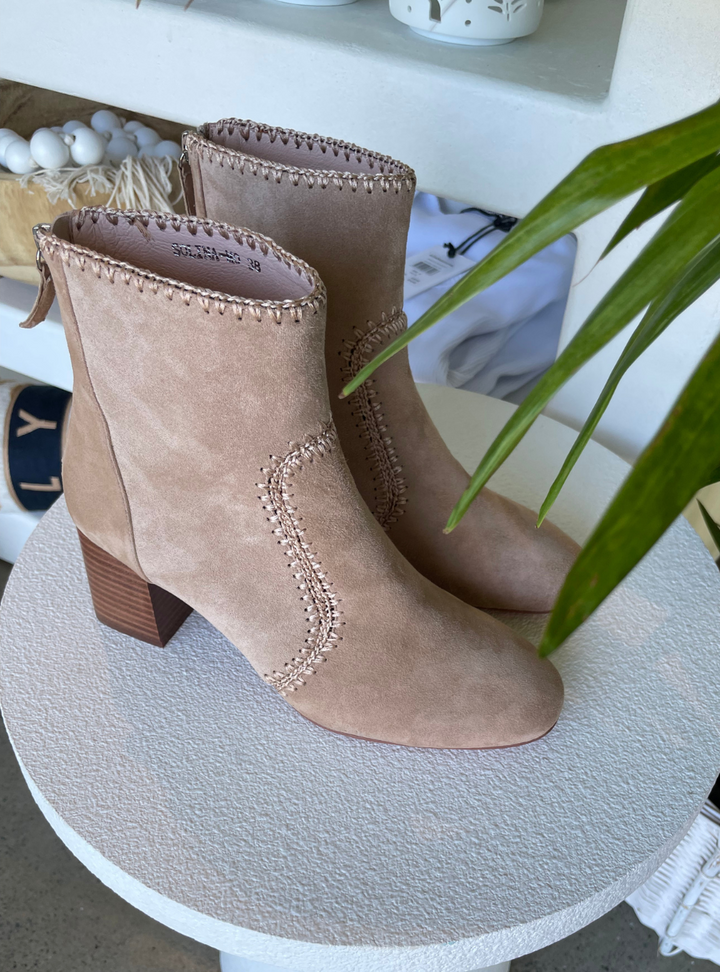 Solina - Nude Honey Suede